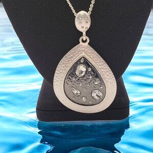 Boho 90"s Hammered Silverplated Crystal 2" Medalion 18" w/2" ext Necklace